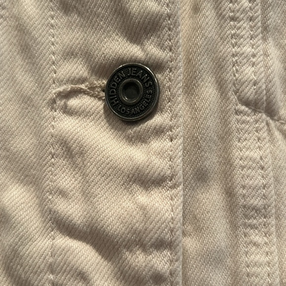 Hidden Los Angeles . Cream colored denim jacket. Cool frayed bottom.Buttons orig - Picture 3 of 9
